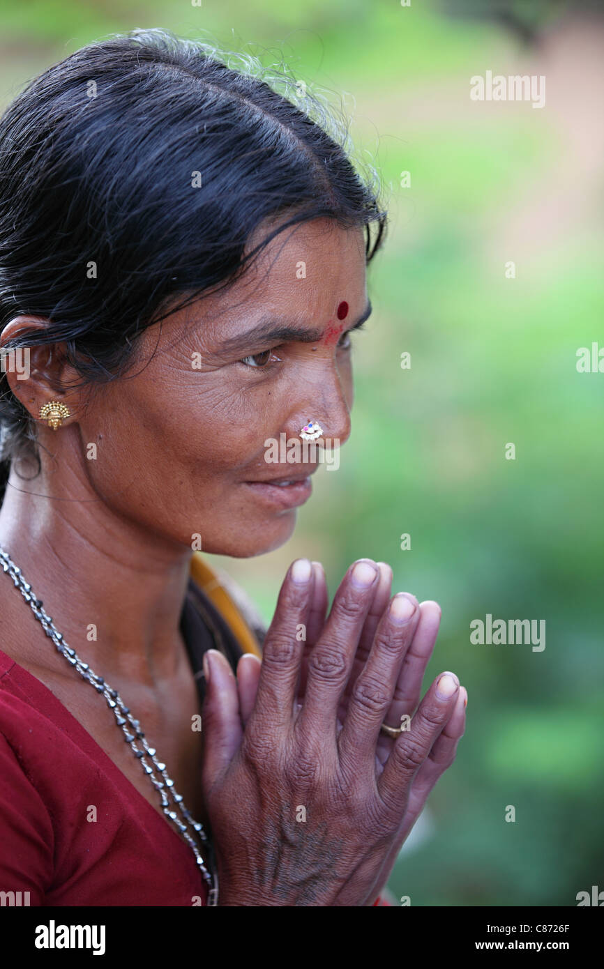 Donna indiana nella preghiera Andhra Pradesh in India del Sud Foto Stock Donna indiana nella preghiera Andhra Pradesh in India del Sud Foto Stock