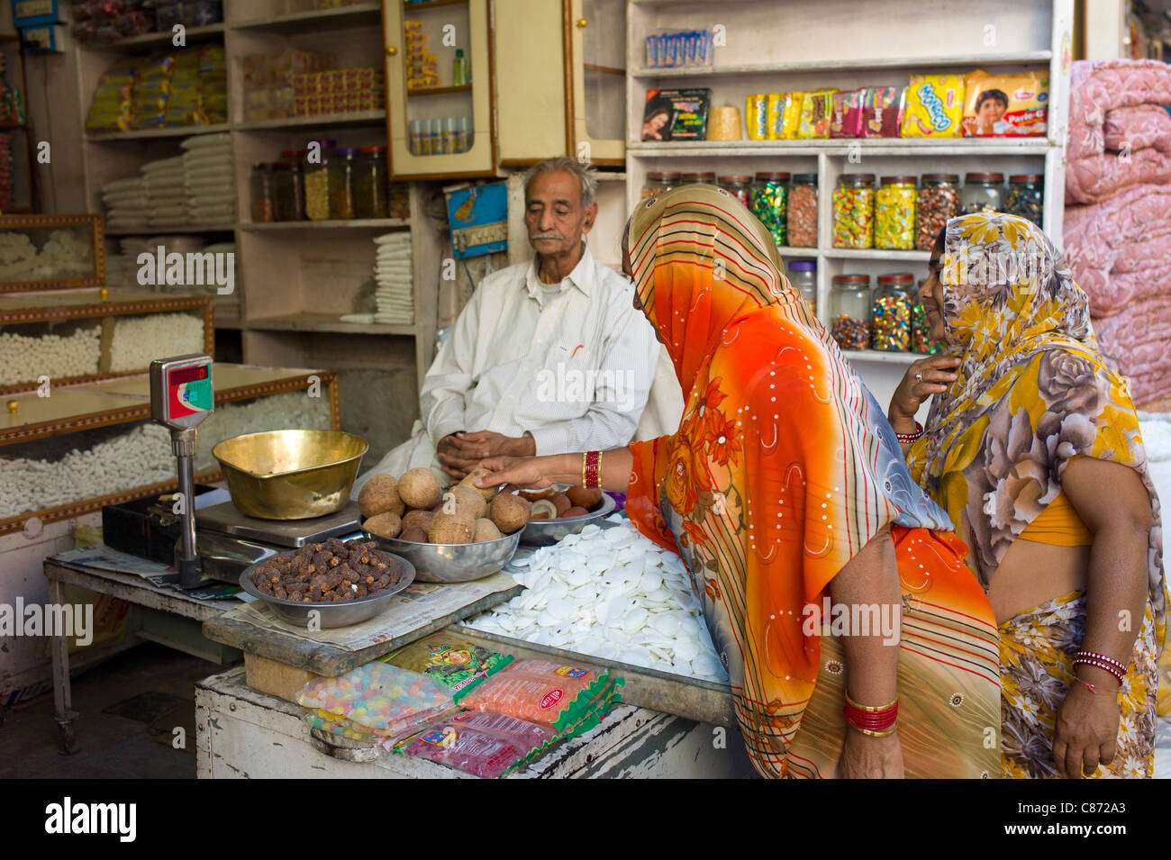 Le donne indiane shopping per cibo a Tambaku Bazar di Jodhpur Città Vecchia, Rajasthan, India settentrionale Foto Stock