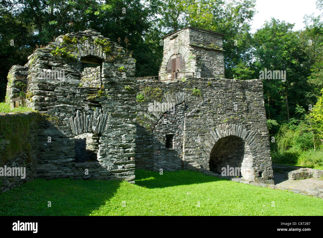 Il restaurato rimane del Duddon Iron Works e forno, vicino a Broughton, Cumbria, England Regno Unito Foto Stock