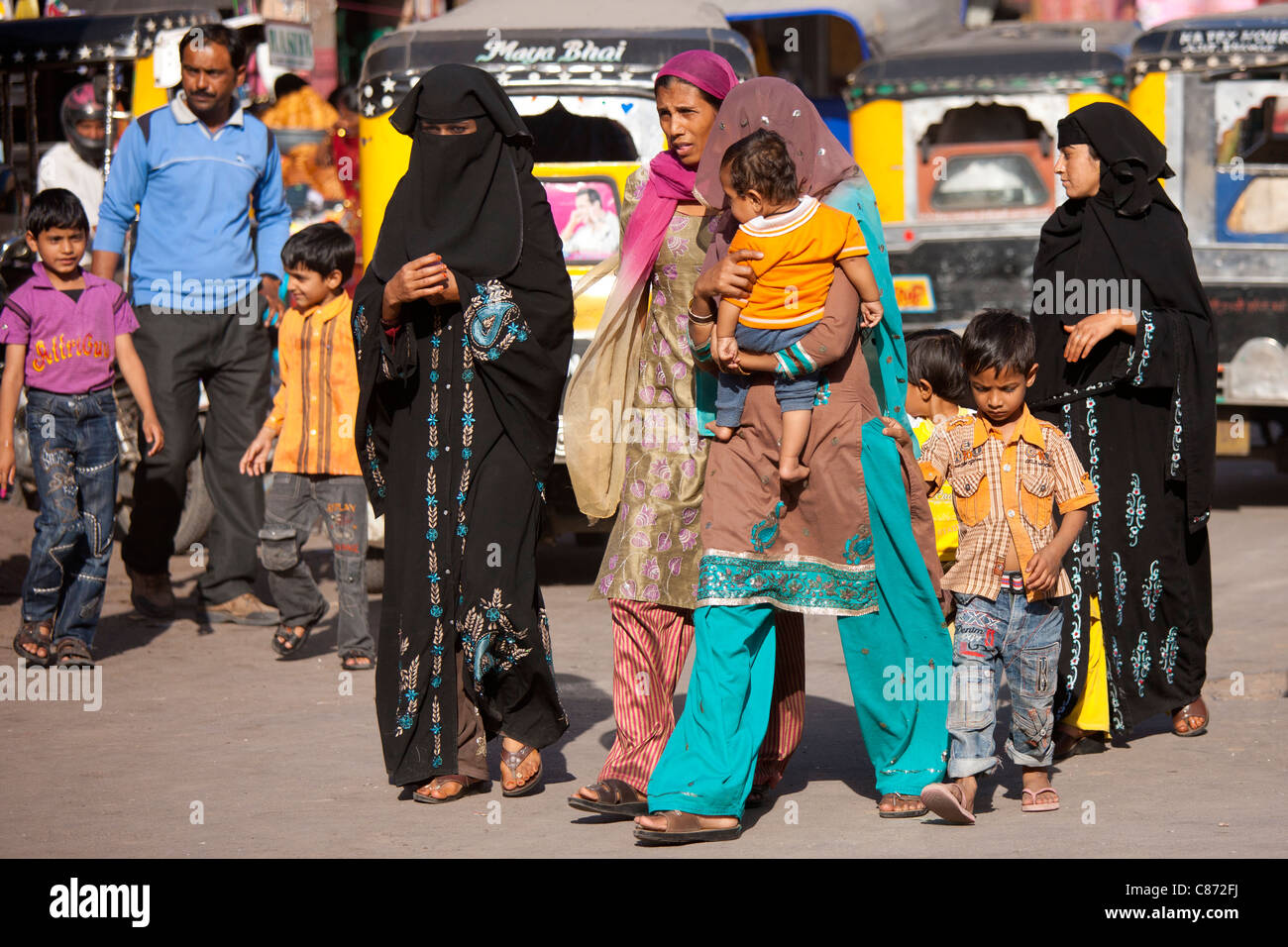 La strada affollata scena popolo musulmano a Sardar Mercato a Girdikot, Jodhpur, Rajasthan, India settentrionale Foto Stock