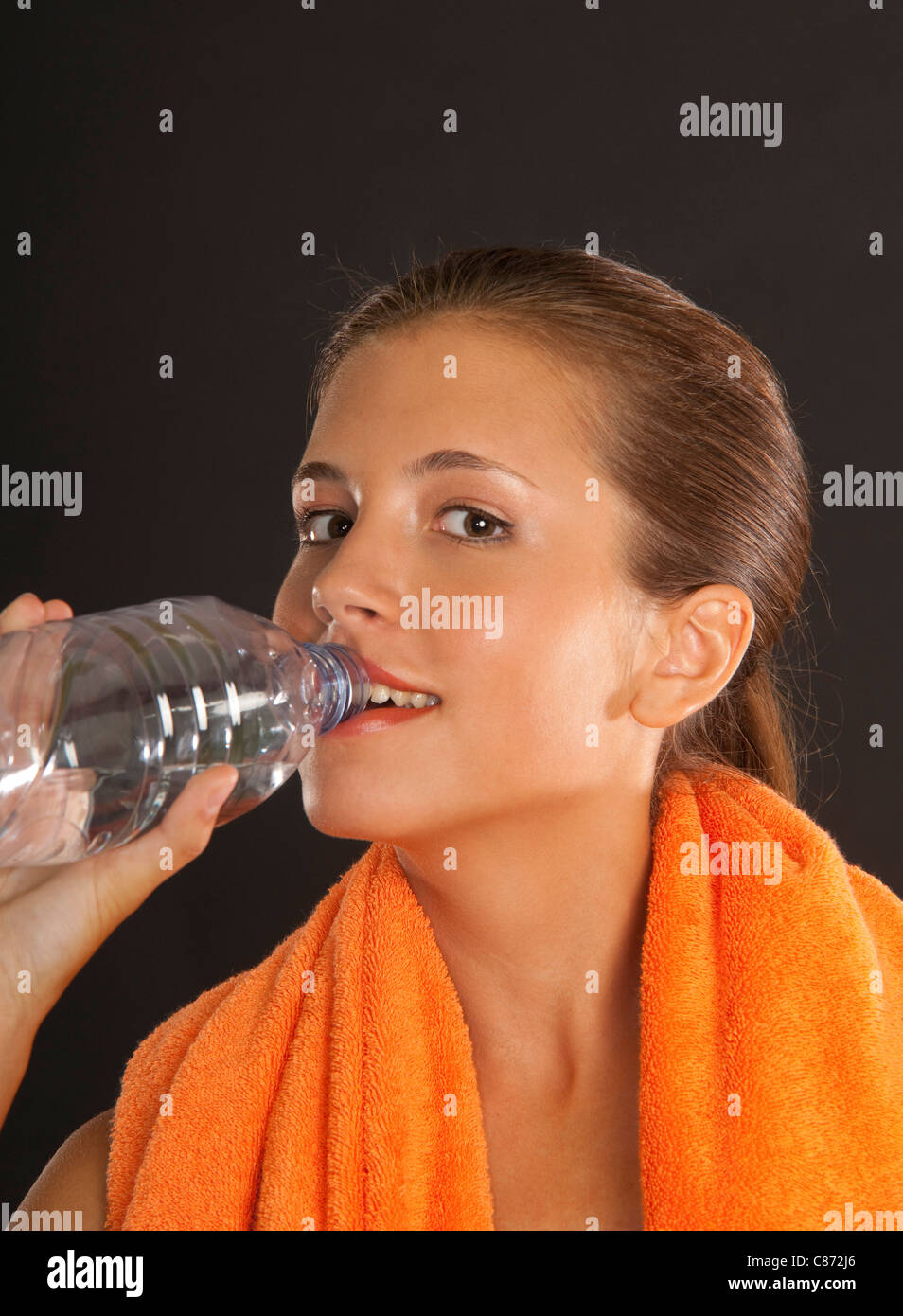 Giovane donna Acqua Potabile Foto Stock