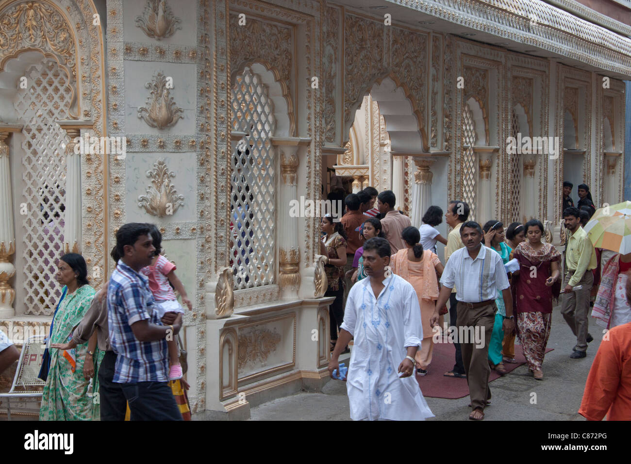 I devoti di visitare le intricate decorate 'Mudiali Club Durga Puja pandal' in Kolkata (Calcutta), West Bengal, India. Foto Stock