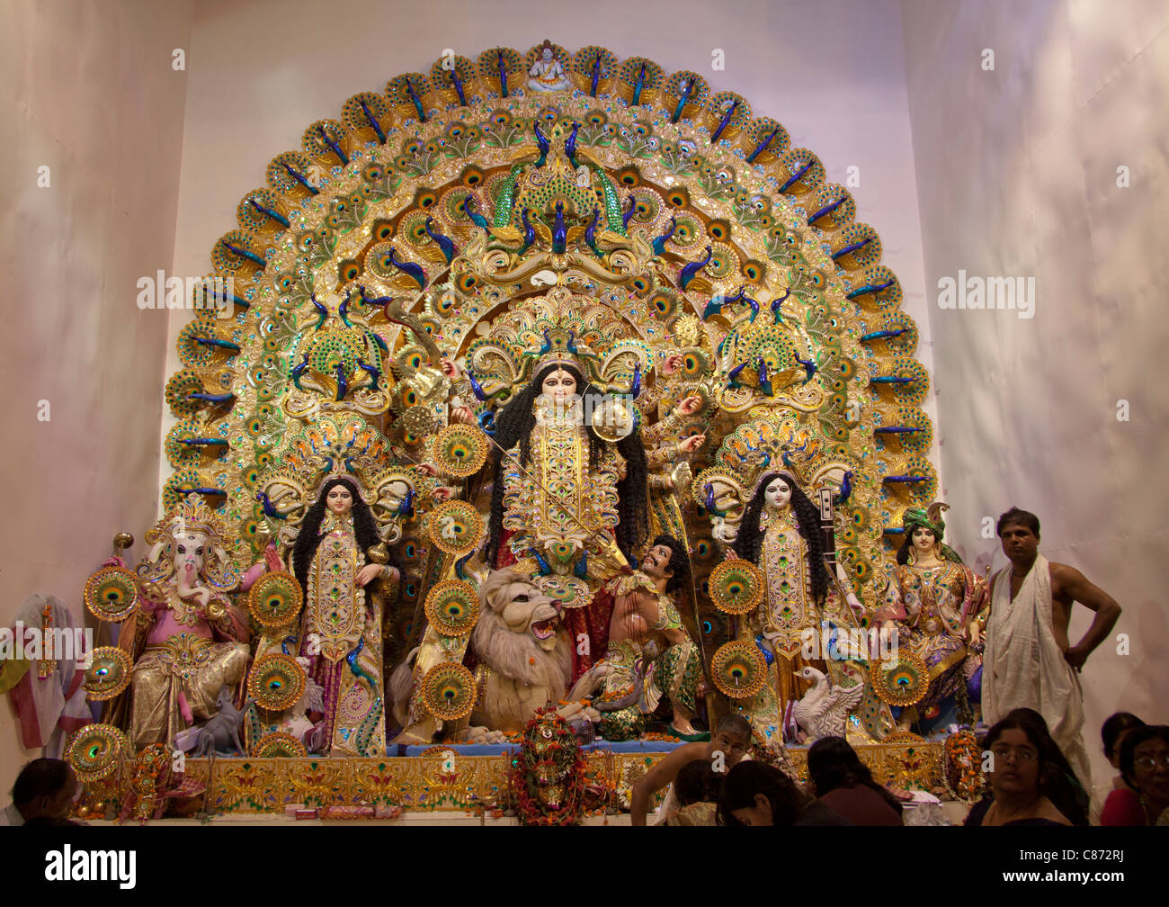 Complessamente decorato raffigurazione della dea Durga a 'Mudiali Club Puja pandal' in Kolkata (Calcutta), West Bengal, India Foto Stock