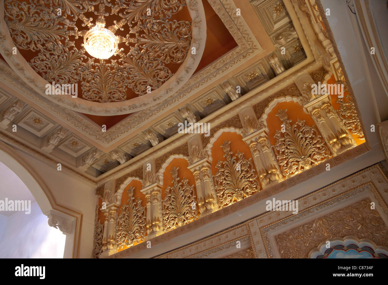 Intricati soffitti decorati a 'Mudiali Club Durga Puja pandal' in Kolkata (Calcutta), West Bengal, India. Foto Stock