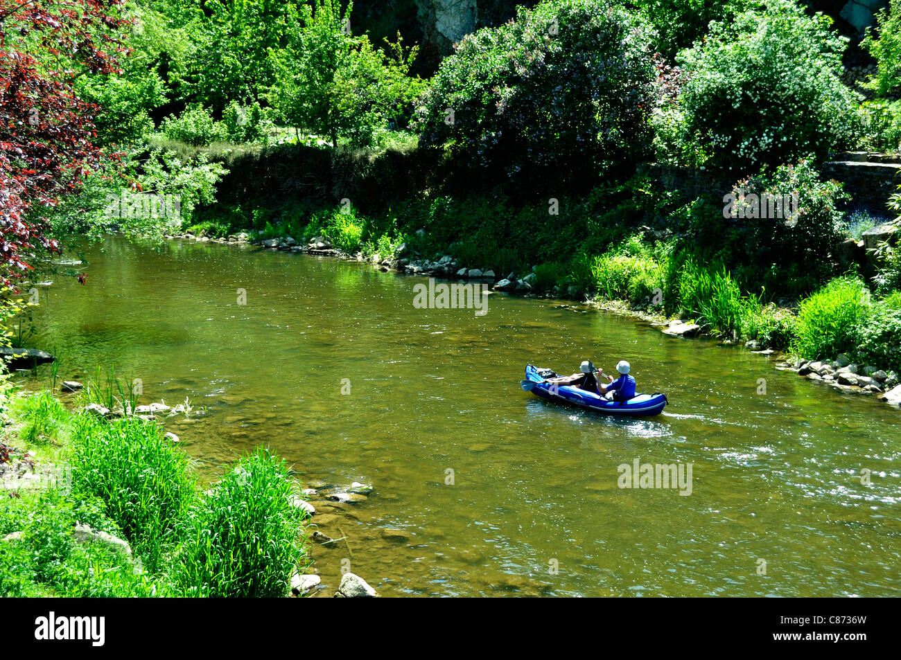 In canoa sul fiume La Sarthe in St Céneri le Gérei (Orne, in Normandia, Francia). Foto Stock