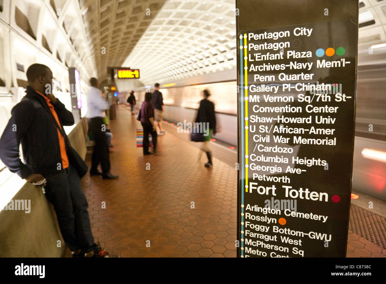 La gente sulla metropolitana di piattaforma, Pentagon City stazione, Washington DC, Stati Uniti d'America Foto Stock