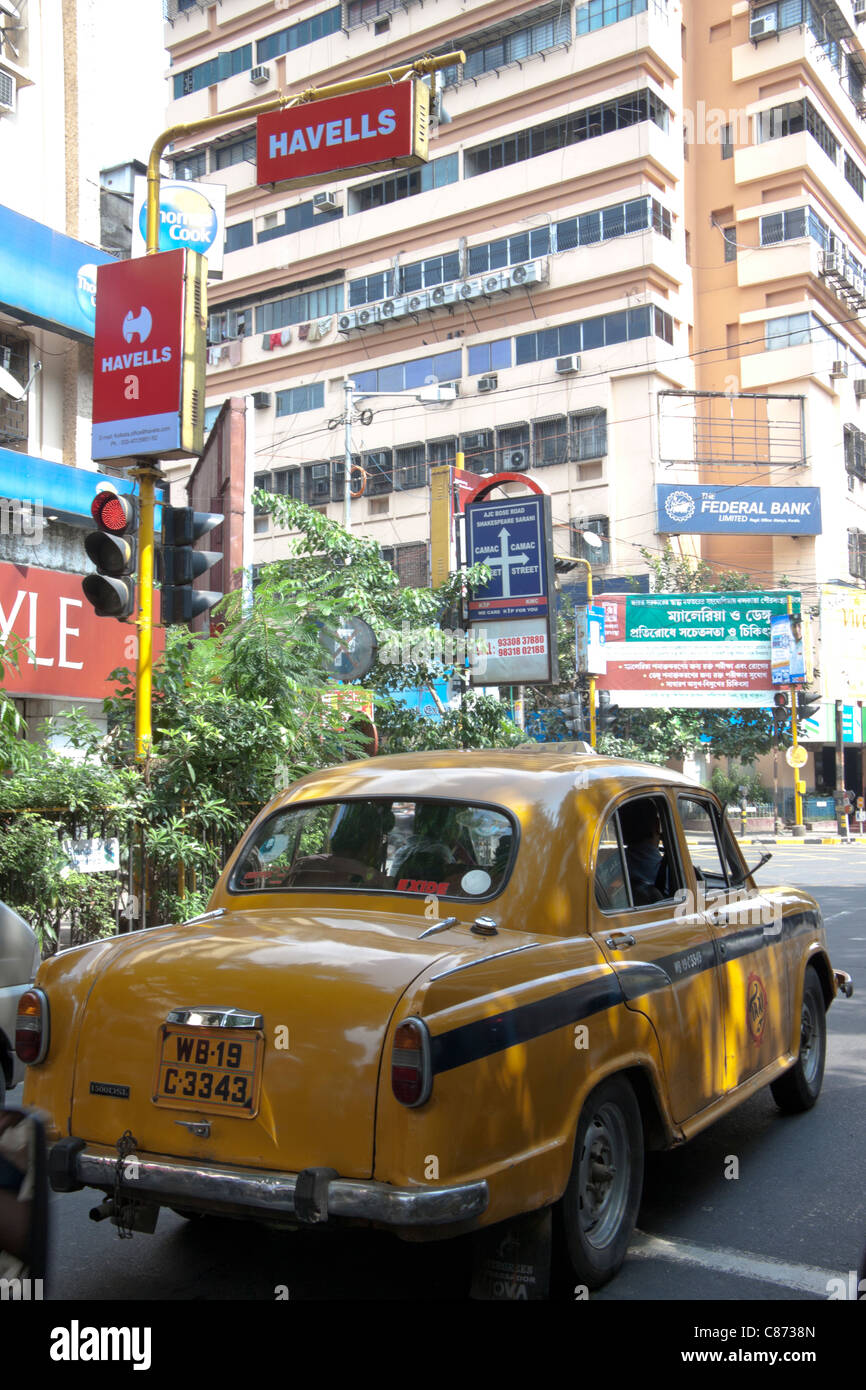 Taxi giallo in corrispondenza di un incrocio stradale in Kolkata (Calcutta), West Bengal, India. Foto Stock