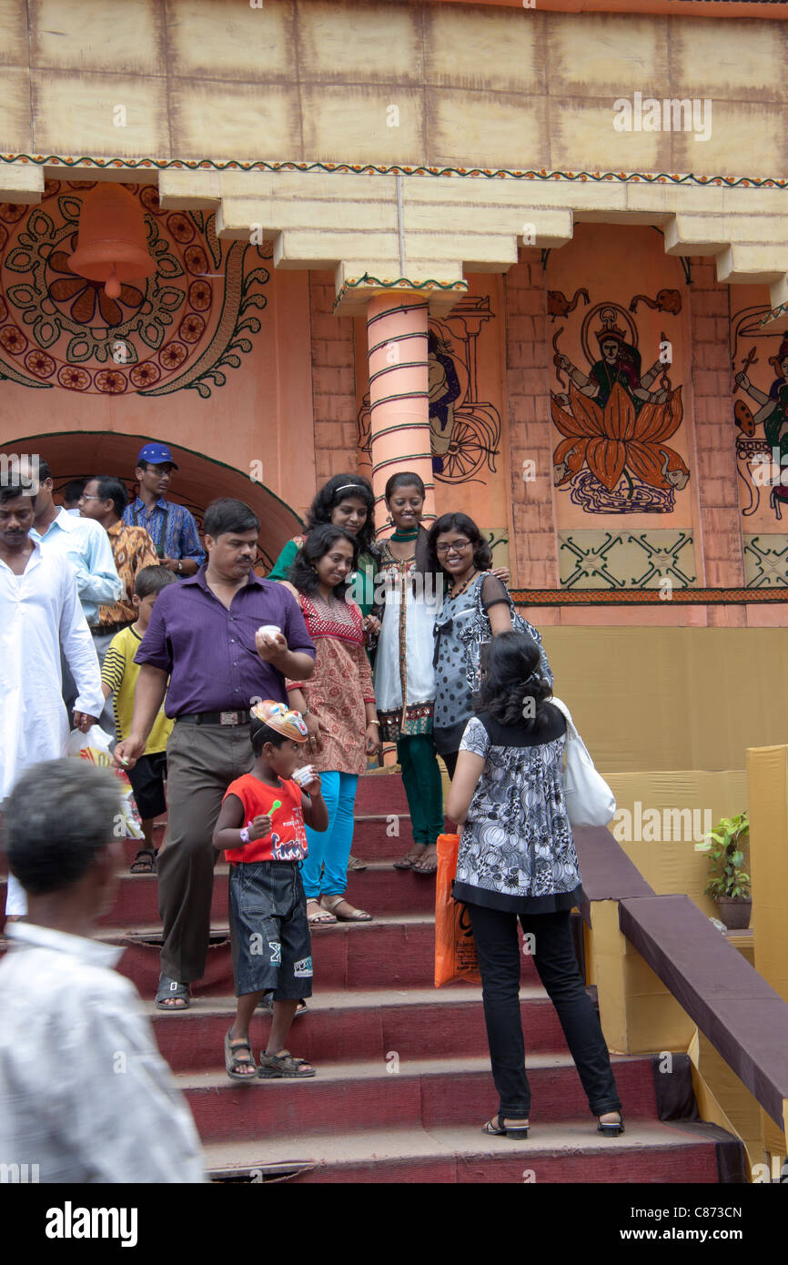 I devoti a 'Kobiraj Bagan Durga Puja pandal' in 'Ultadanga', Kolkata (Calcutta), West Bengal, India. Foto Stock