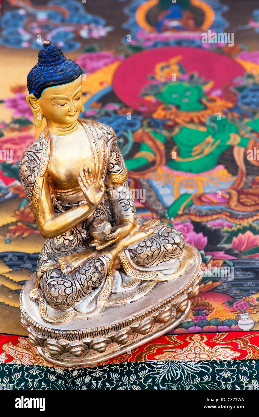 Statua di Buddha su un buddista tibetana Thangka / Tanka pittura Foto Stock