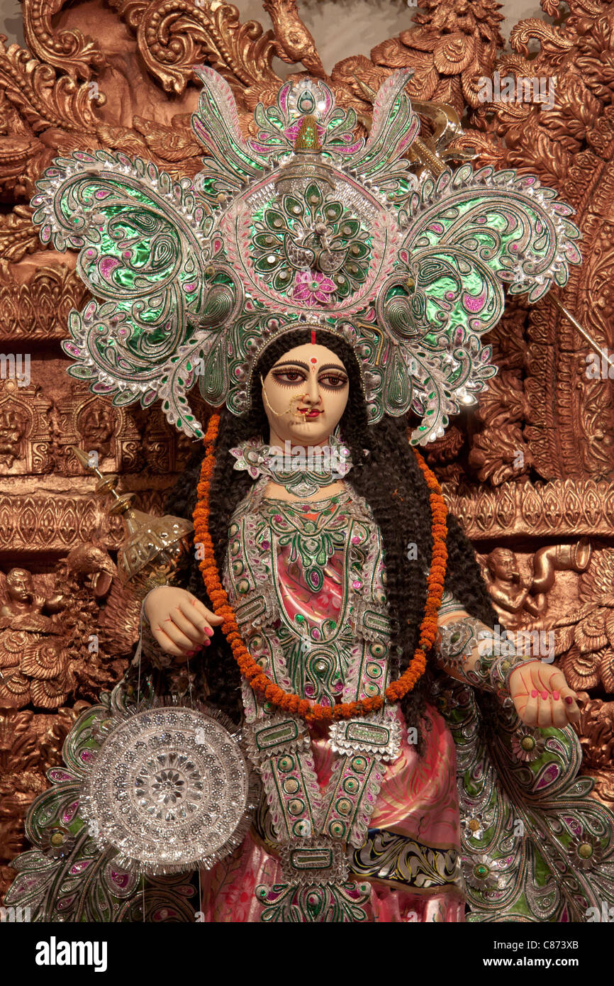 Raffigurazione della dea della ricchezza " Lakshmi' a 'Kobiraj Bagan Durga Puja pandal' in 'Ultadanga', Calcutta, West Bengal, India. Foto Stock