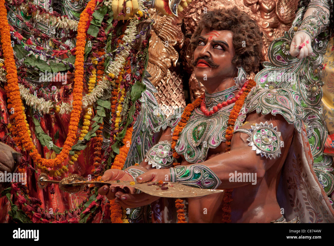 Raffigurazione del demone 'Mahishasur' a 'Kobiraj Bagan Durga Puja pandal' in 'Ultadanga', Kolkata (Calcutta), West Bengal, India. Foto Stock