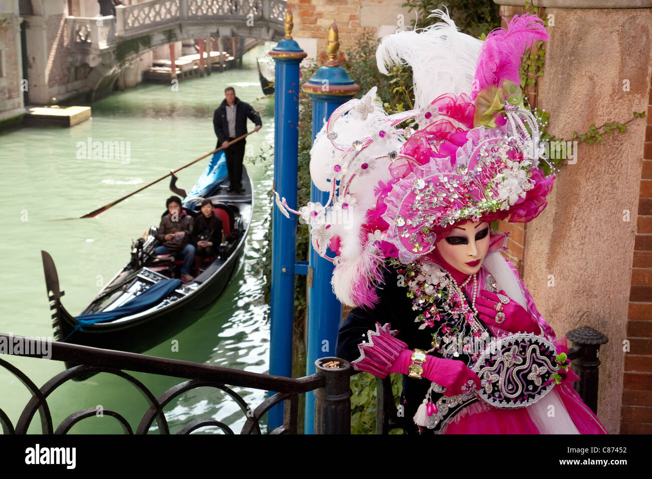 In Gondola e masquerader in maschera il Carnevale di Venezia, Venezia, Italia Foto Stock