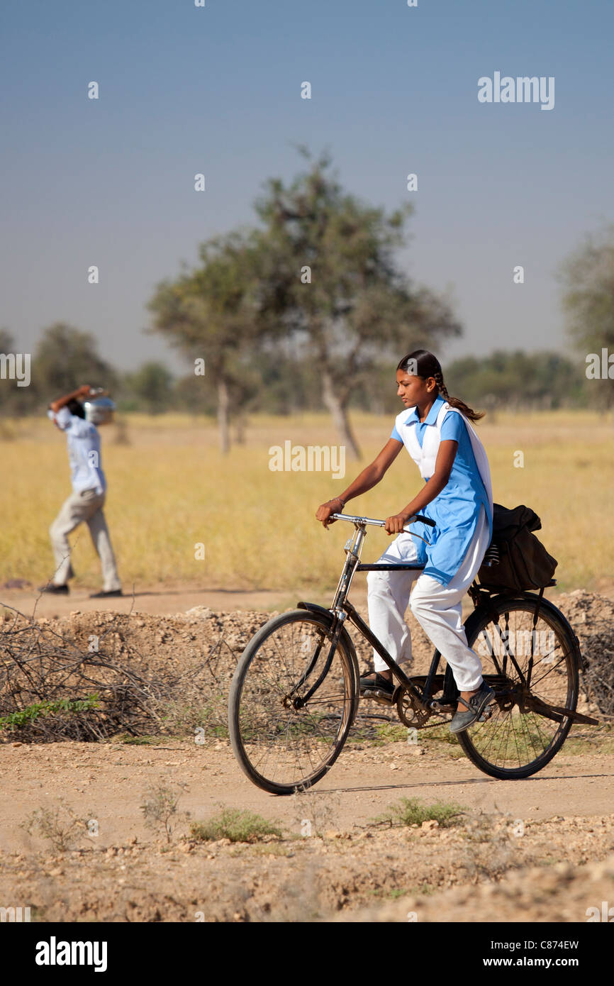 Giovane ragazza indiana nella scuola di equitazione uniforme bicicletta alla sua scuola nei pressi di Rohet nel Rajasthan, India settentrionale Foto Stock