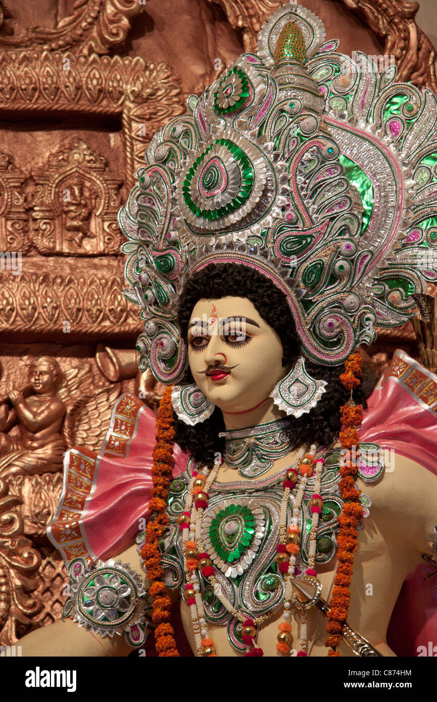Raffigurazione del dio della guerra, 'Kartik' a 'Kobiraj Bagan Durga Puja pandal' in 'Ultadanga', Kolkata (Calcutta), West Bengal, India. Foto Stock