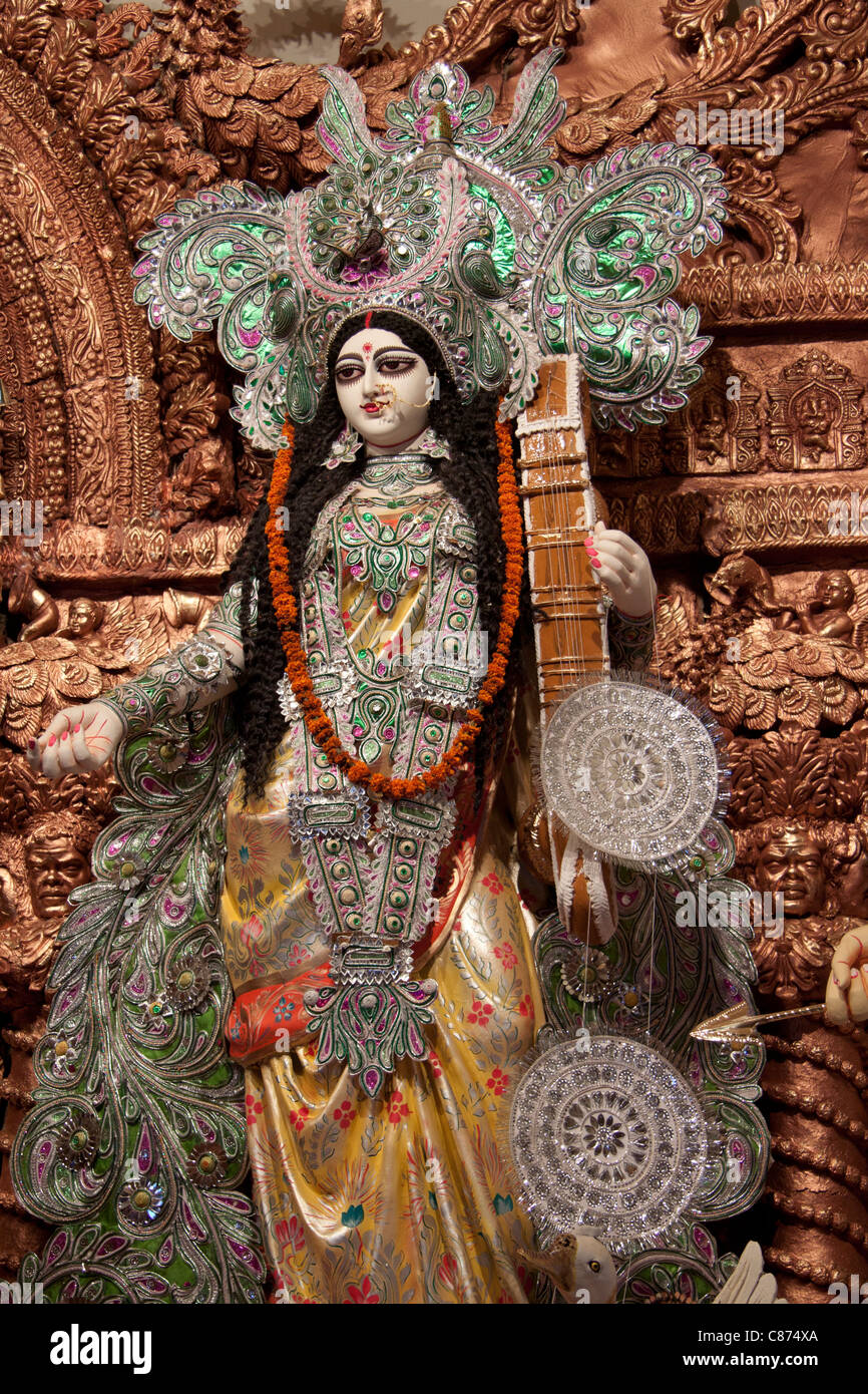 Raffigurazione della dea della conoscenza 'Saraswati' a 'Kobiraj Bagan Durga Puja pandal' in 'Ultadanga', Calcutta, West Bengal, India. Foto Stock