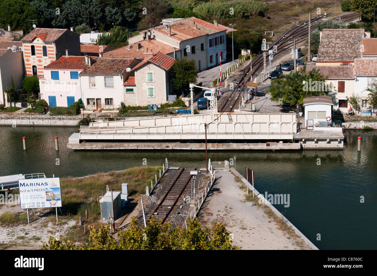 Un ponte girevole che porta una linea ferroviaria attraverso la Sète-Rhône Canal a Aigues-Mortes nel sud della Francia. Foto Stock