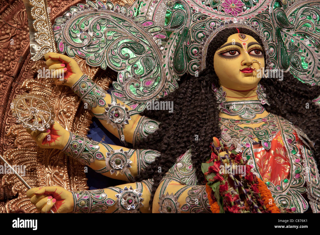Raffigurazione della dea Durga all 'Kobiraj Bagan Durga Puja pandal' in 'Ultadanga', Kolkata (Calcutta), West Bengal, India. Foto Stock