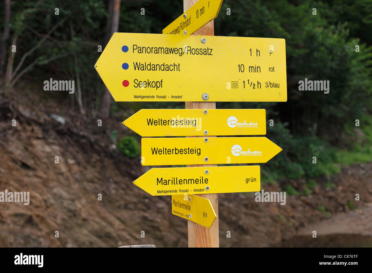Austria Bassa Austria Wachau, Rossatz, Close up di indicazioni stradali per il sentiero escursionistico Foto Stock