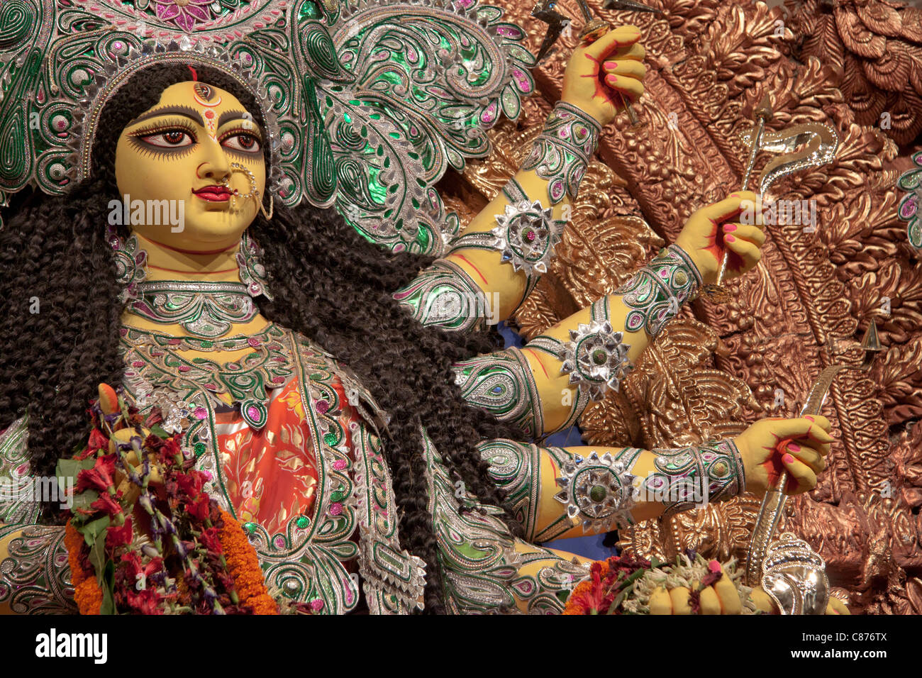 Raffigurazione della dea Durga all 'Kobiraj Bagan Durga Puja pandal' in 'Ultadanga', Kolkata (Calcutta), West Bengal, India. Foto Stock