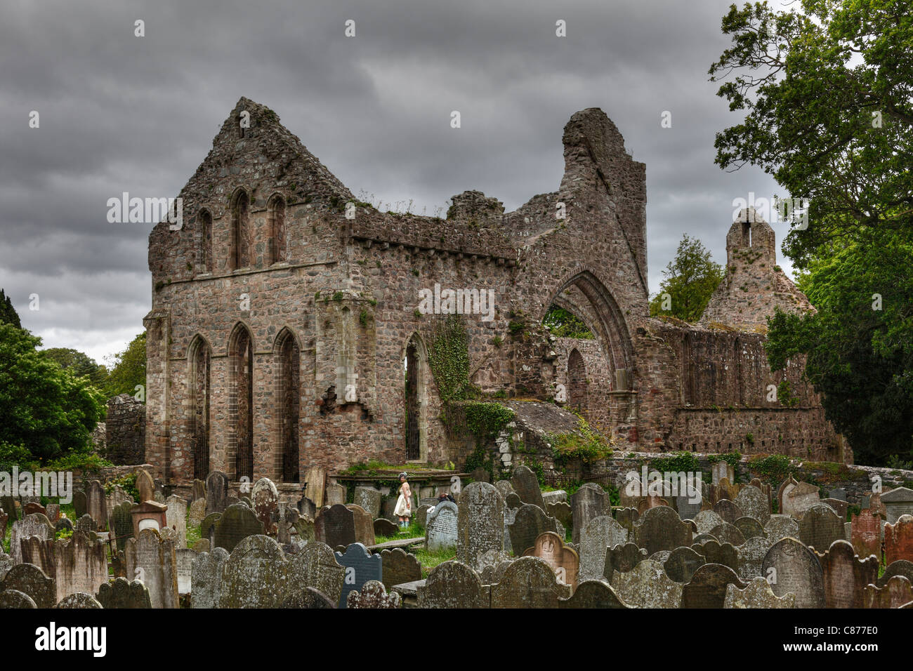 Regno Unito e Irlanda del Nord, County Down, vista della rovina Abbazia di colore grigio con grave yard Foto Stock