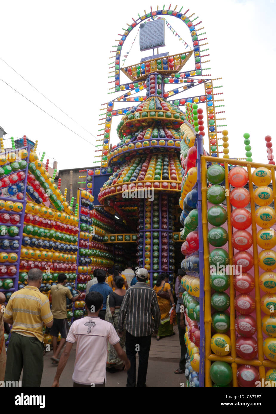 I devoti a 'Karbagan Durga Puja pandal' fatta di plastica colorata di palline in 'Ultadanga', Kolkata (Calcutta), West Bengal, India. Foto Stock