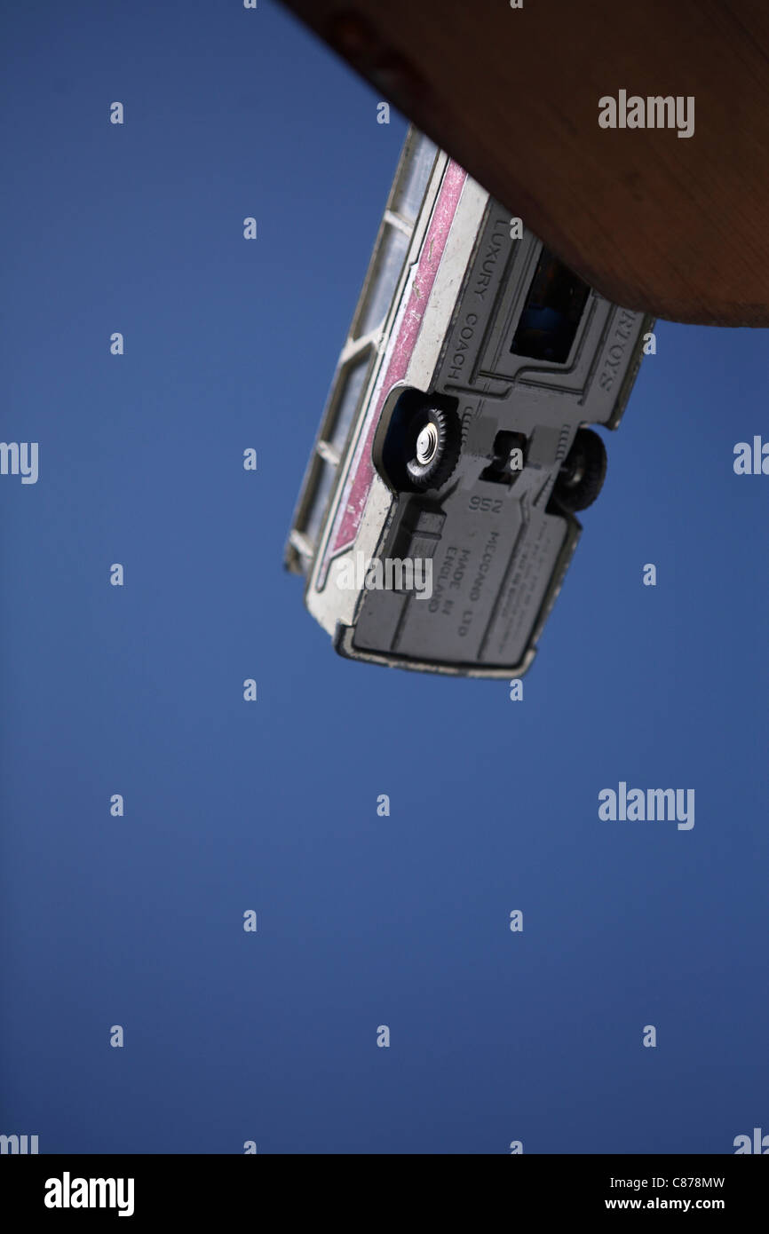 Omaggio alla pellicola originale, il job italiano, modello giocattolo coach posatoi saldi precariamente al di sopra del tavolo Foto Stock