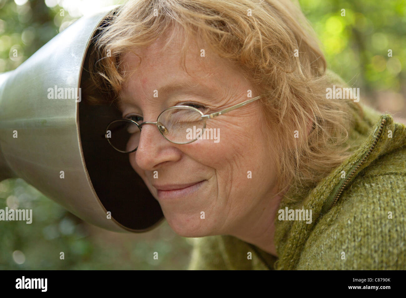 Donna ascoltando il suono di acqua che scorre, Egestorf, Luneberg, Bassa Sassonia, Germania Foto Stock