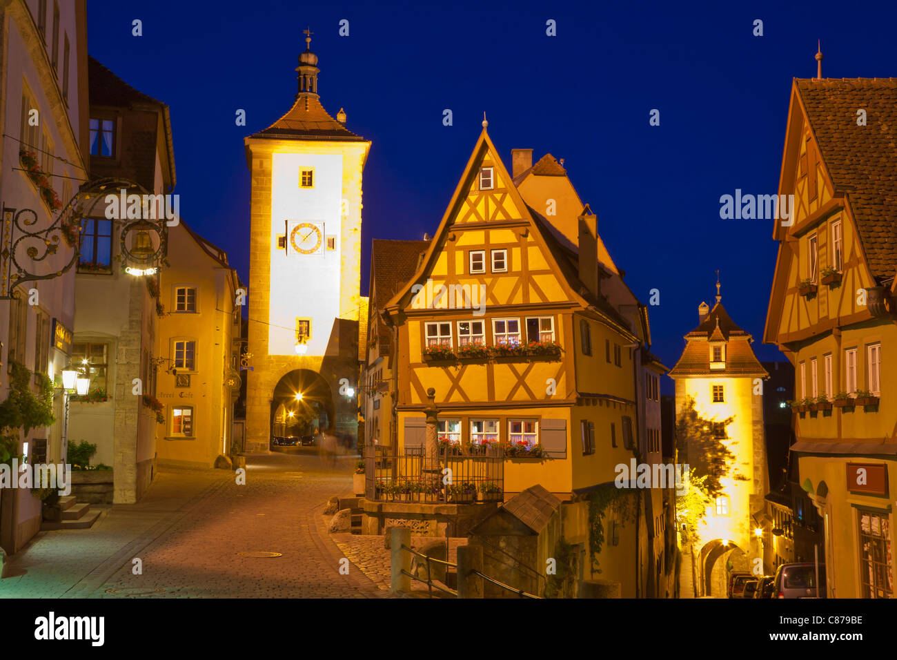 In Germania, in Baviera, Franconia, Rothenburg ob der Tauber, vista del telaio case e Siebersturm tower Foto Stock