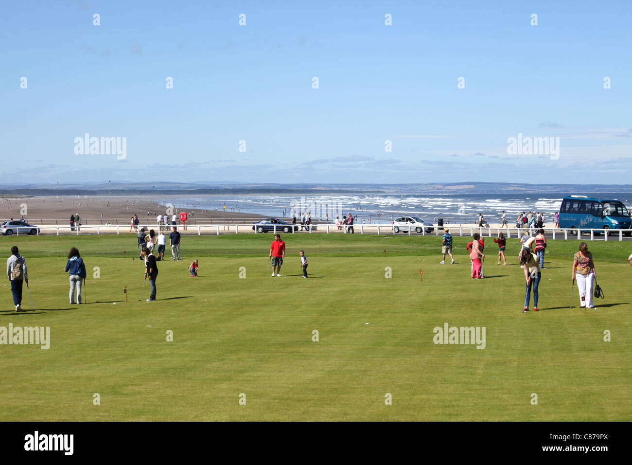 Il famoso golflinks di St.Andrews hanno una vista sulla spiaggia e sull'oceano Foto Stock