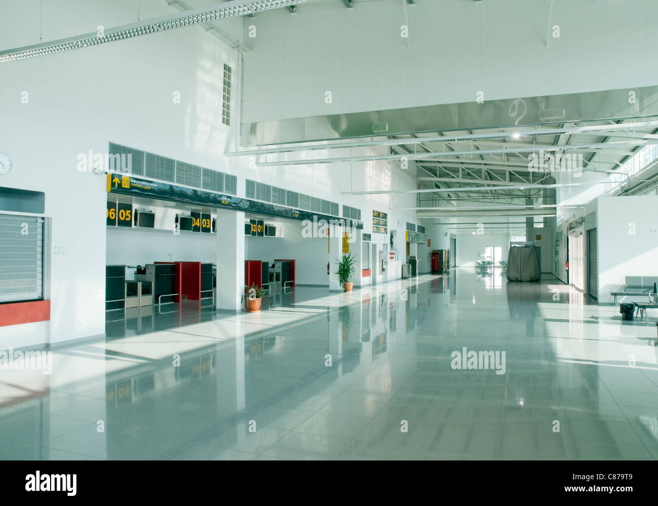 Interno della zona di check-in presso il nuovo aeroporto di Beja nel Alentejo, Portogallo meridionale Foto Stock