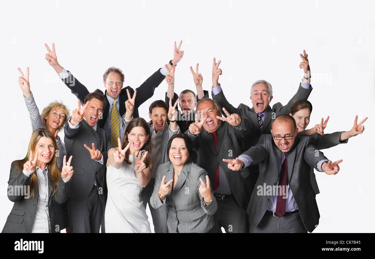 Un folto gruppo di persone di affari con il segno della vittoria contro uno sfondo bianco Foto Stock