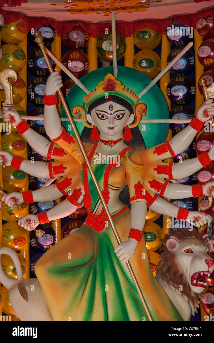 Raffigurazione della dea Durga all 'Karbagan Durga Puja pandal' in 'Ultadanga', Kolkata (Calcutta), West Bengal, India. Foto Stock
