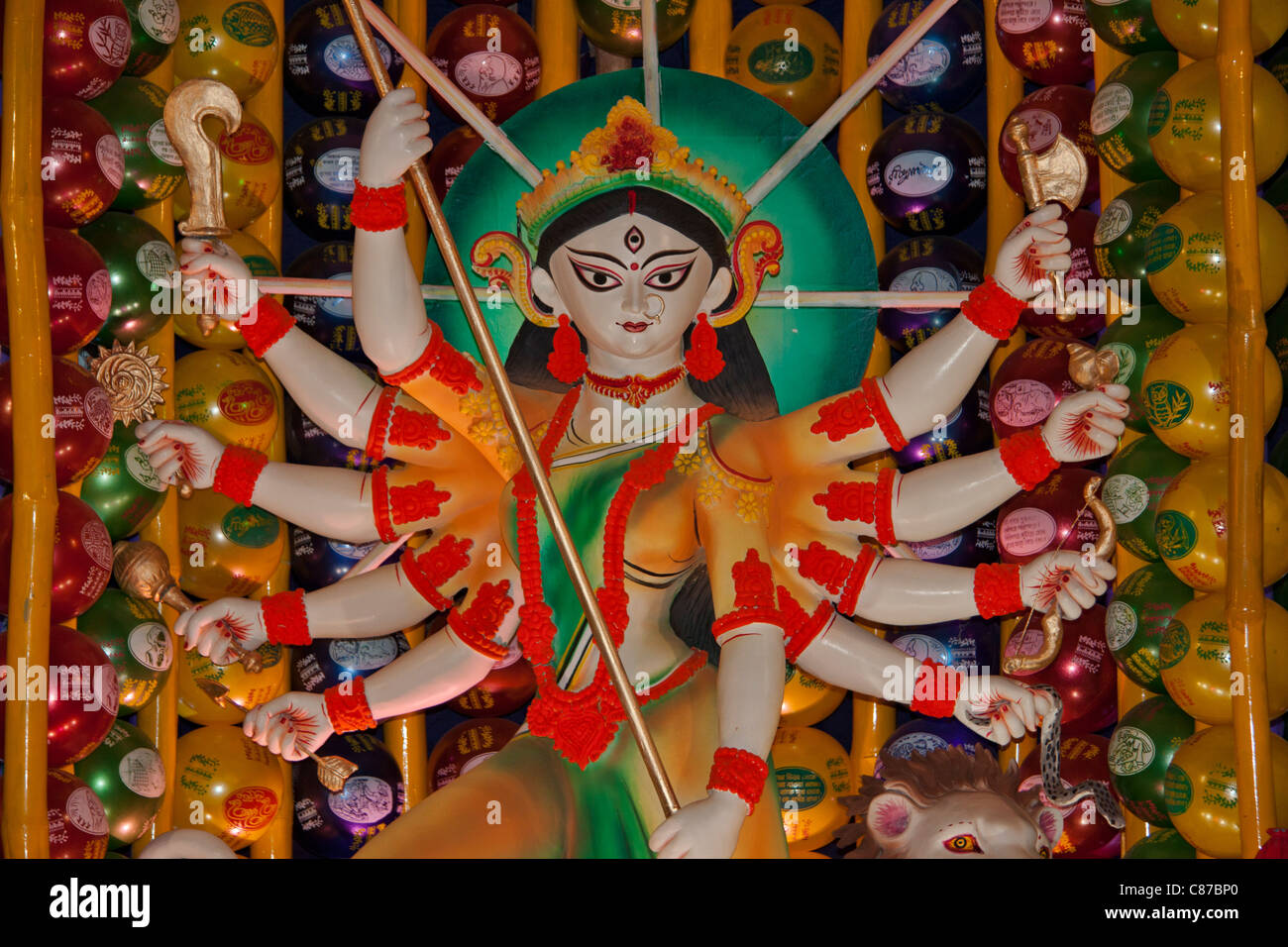 Raffigurazione della dea Durga all 'Karbagan Durga Puja pandal' in 'Ultadanga', Kolkata (Calcutta), West Bengal, India. Foto Stock
