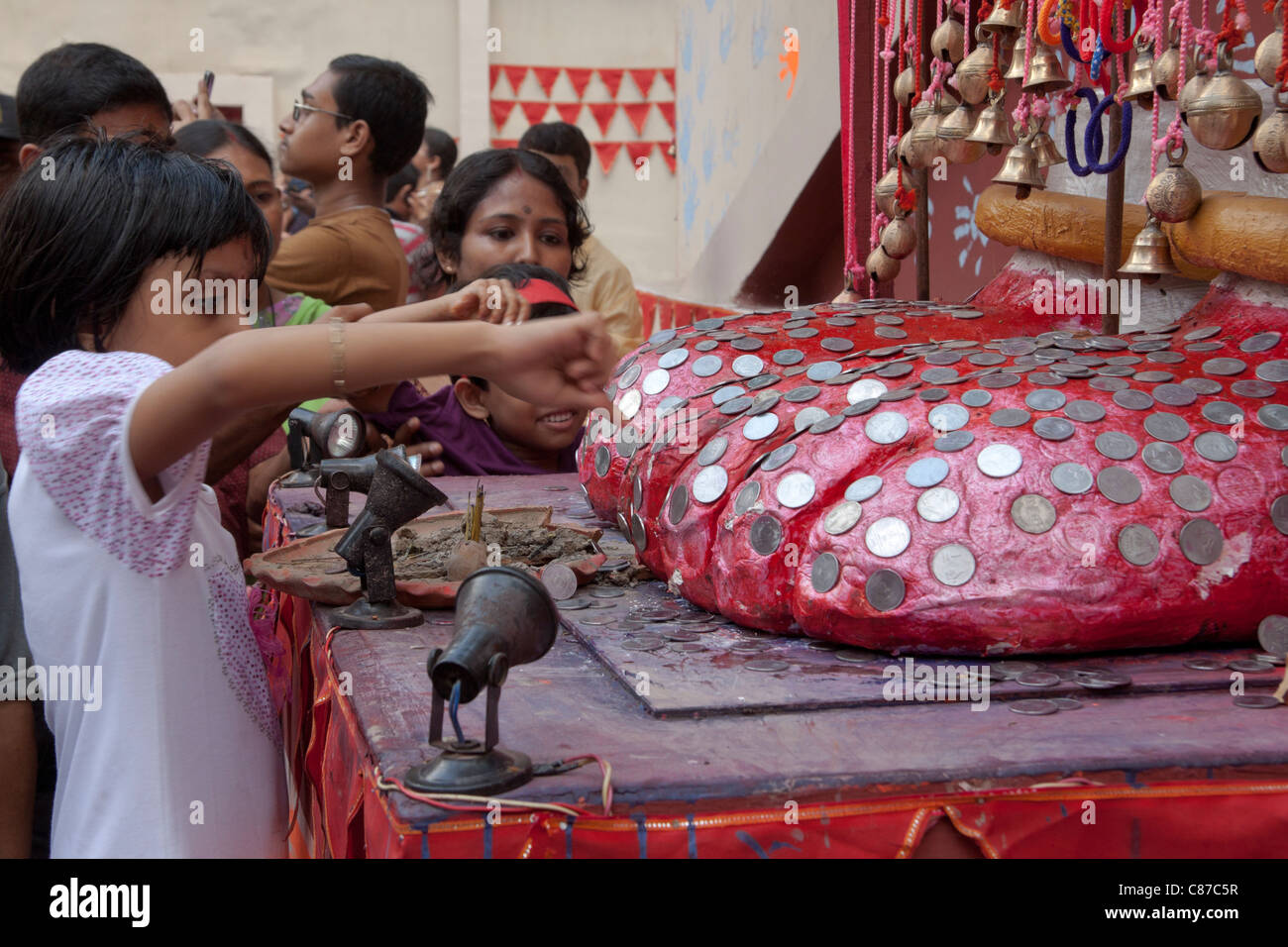 I devoti a 'Telengabagan Durga Puja pandal', Kolkata (Calcutta), West Bengal, India. Foto Stock