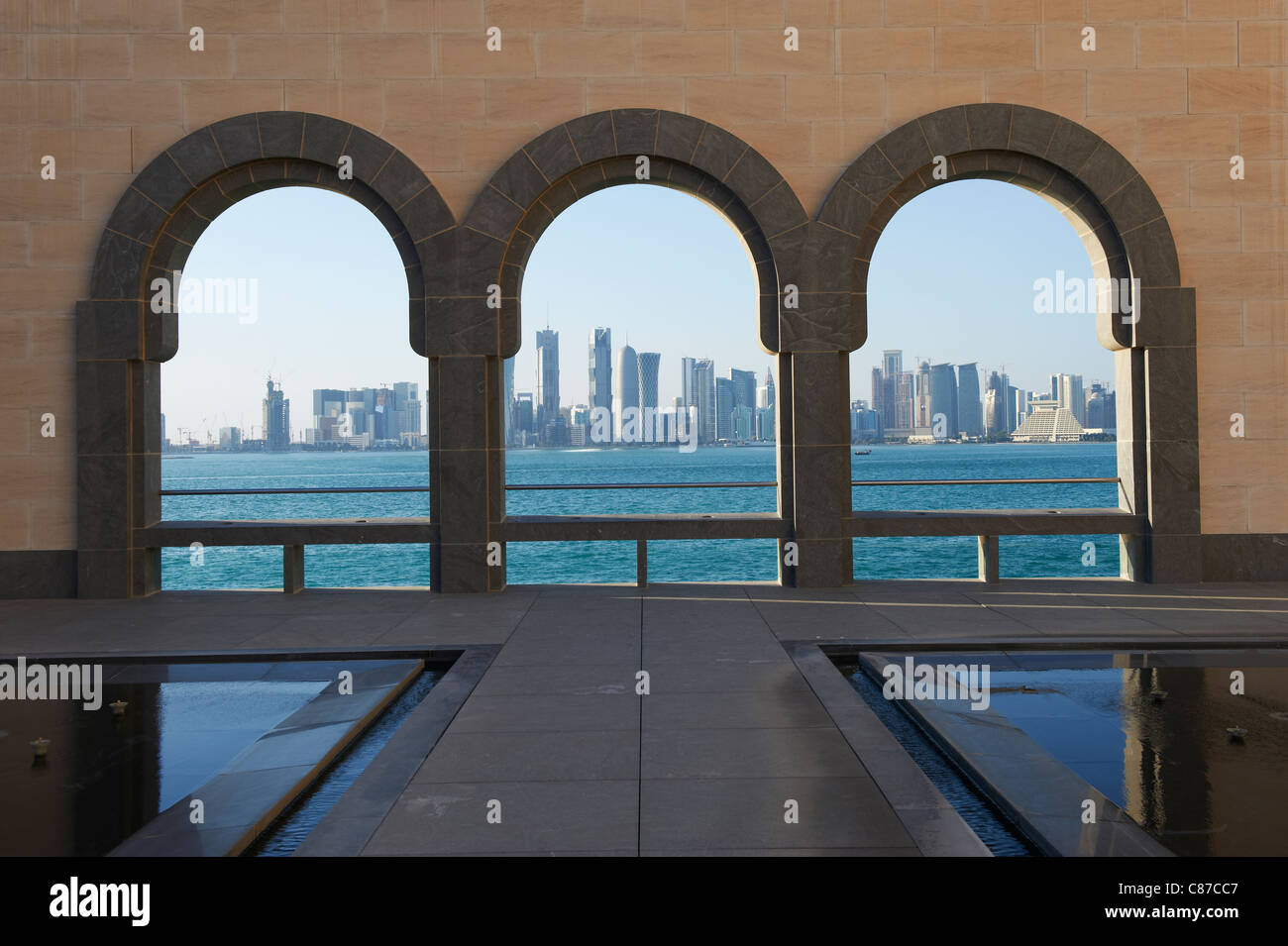 Visualizzare doha city center dal museo islamico arte qatar medio oriente skyline west bay Foto Stock