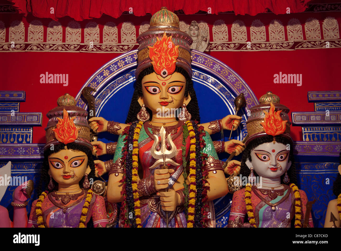 Raffigurazione della dea Durga all 'Lago Città Adhibasibrinda Durga Puja pandal' in Kolkata (Calcutta), West Bengal, India. Foto Stock