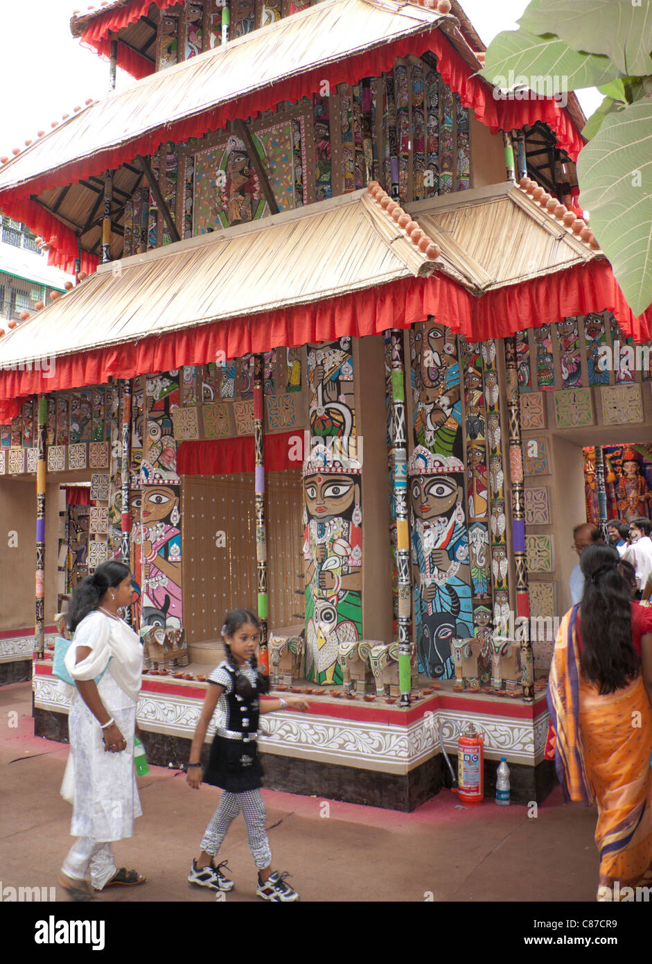 I devoti a "Lago Città Adhibasibrinda Durga Puja pandal' fatta da i cartoni usati in Kolkata (Calcutta), West Bengal, India. Foto Stock