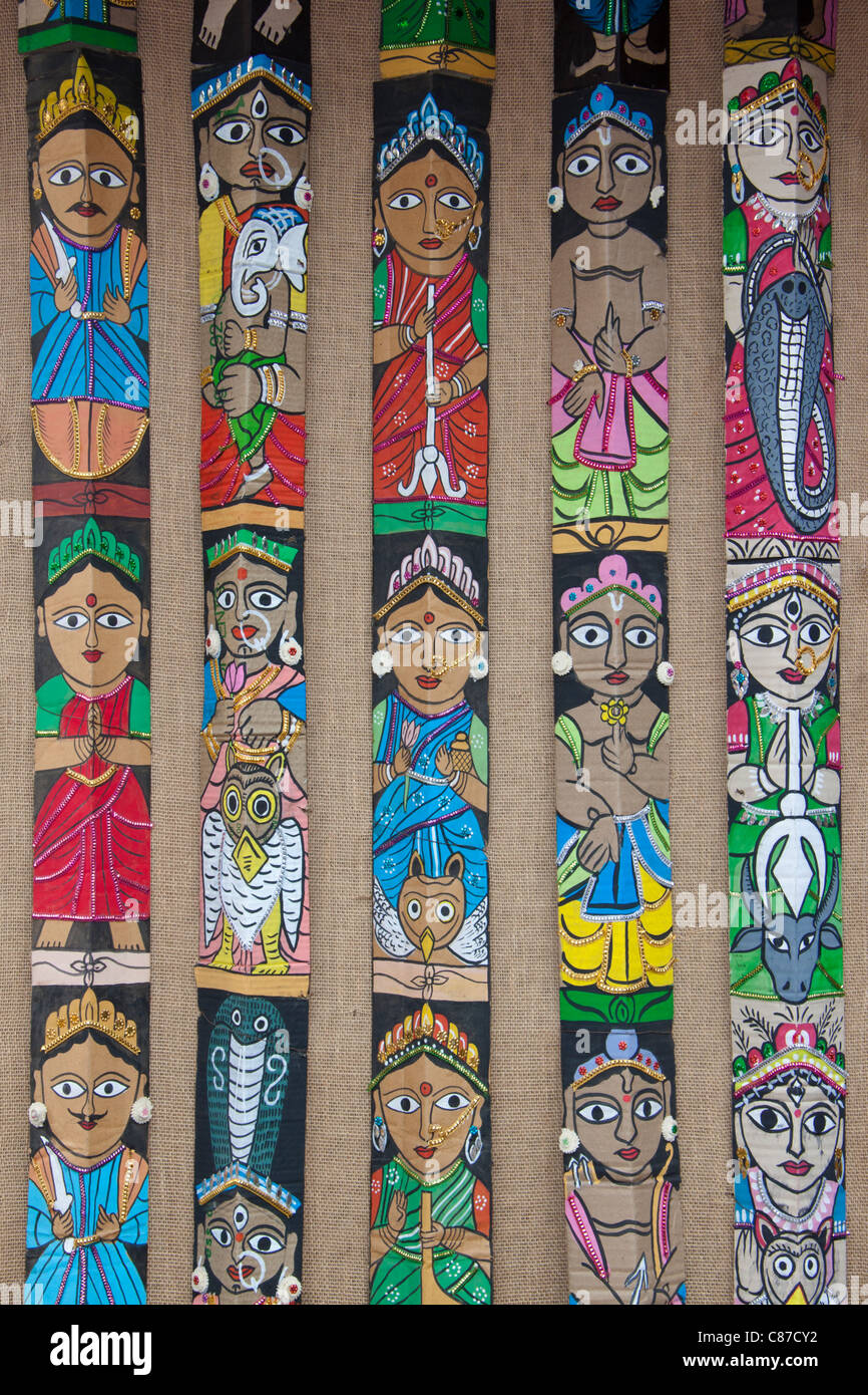Raffigurazione di dei e dee a "Lago Città Adhibasibrinda Durga Puja pandal' fatta da i cartoni usati in Kolkata, India. Foto Stock