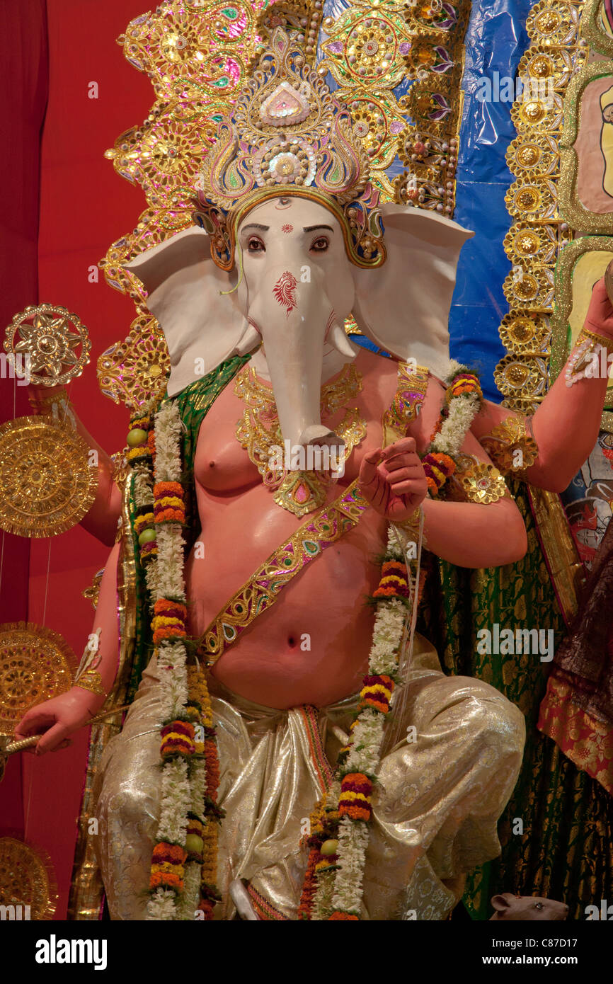 Raffigurazione di Dio elefante 'Ganesh' a 'Shreebhumi Sporting Club Durga Puja pandal' in Kolkata (Calcutta), West Bengal, India. Foto Stock