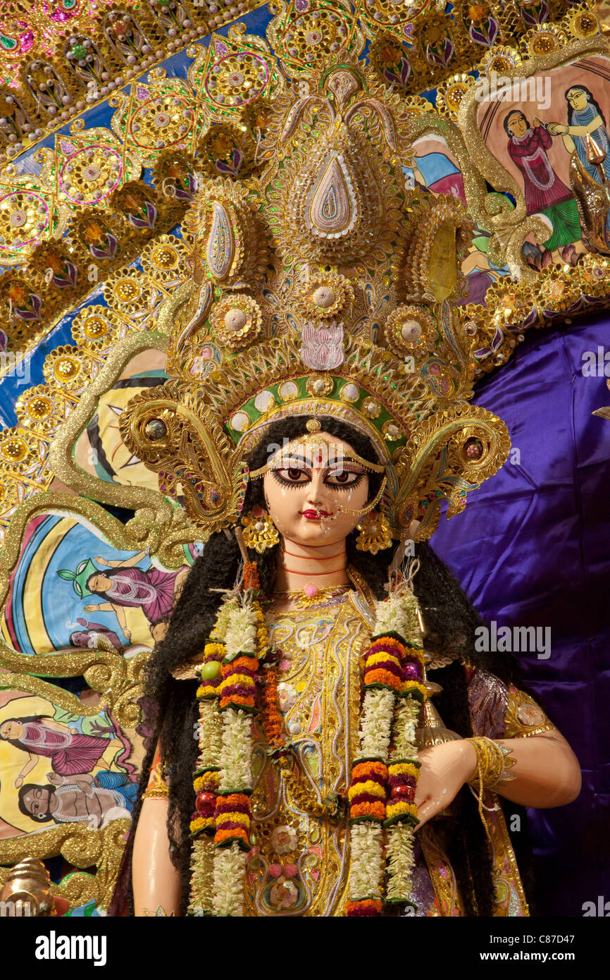 Raffigurazione della dea della ricchezza " Lakshmi' a 'Shreebhumi Sporting Club Durga Puja pandal' in Kolkata, West Bengal, India. Foto Stock