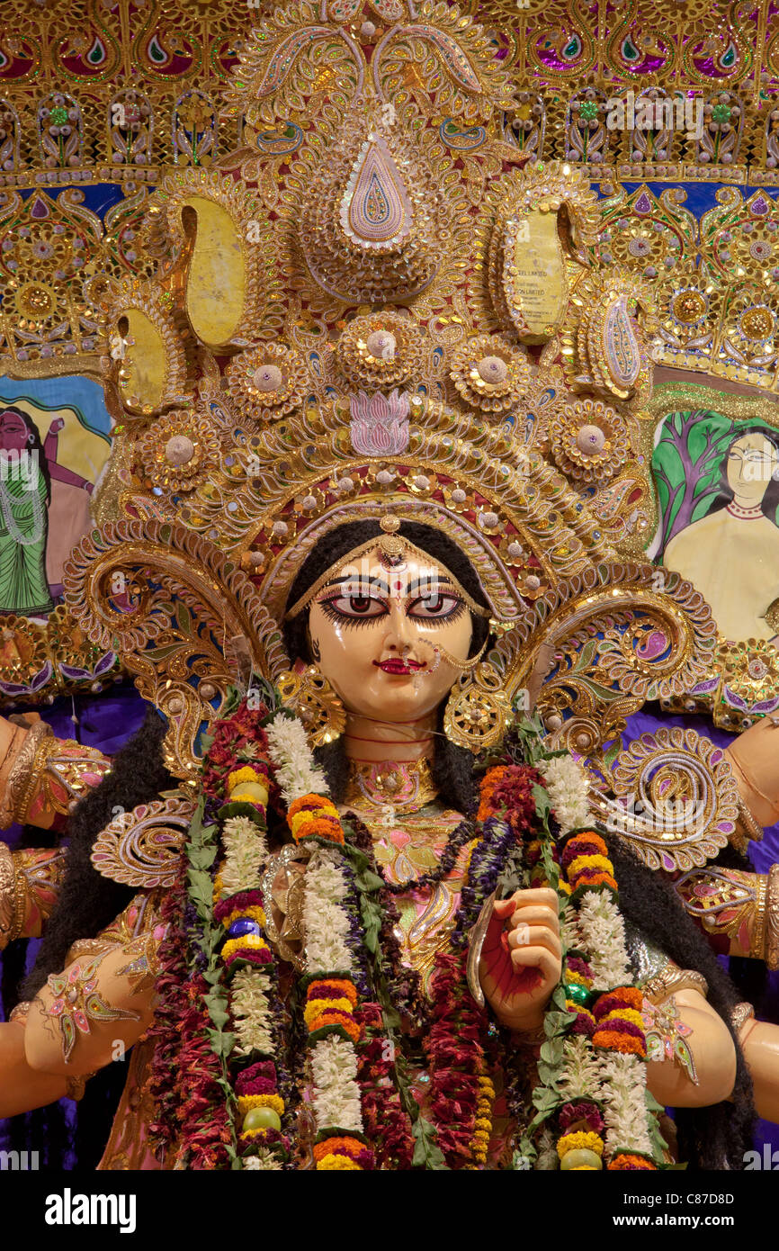 Raffigurazione della dea Durga all 'hreebhumi Sporting Club Durga Puja pandal' in Kolkata (Calcutta), West Bengal, India. Foto Stock