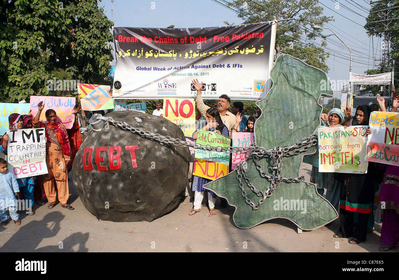 Gli attivisti del partito laburista (LPP) gridare slogan contro il Fondo monetario internazionale (FMI) durante la manifestazione di protesta a Lahore su Venerdì, Ottobre 14, 2011. Foto Stock