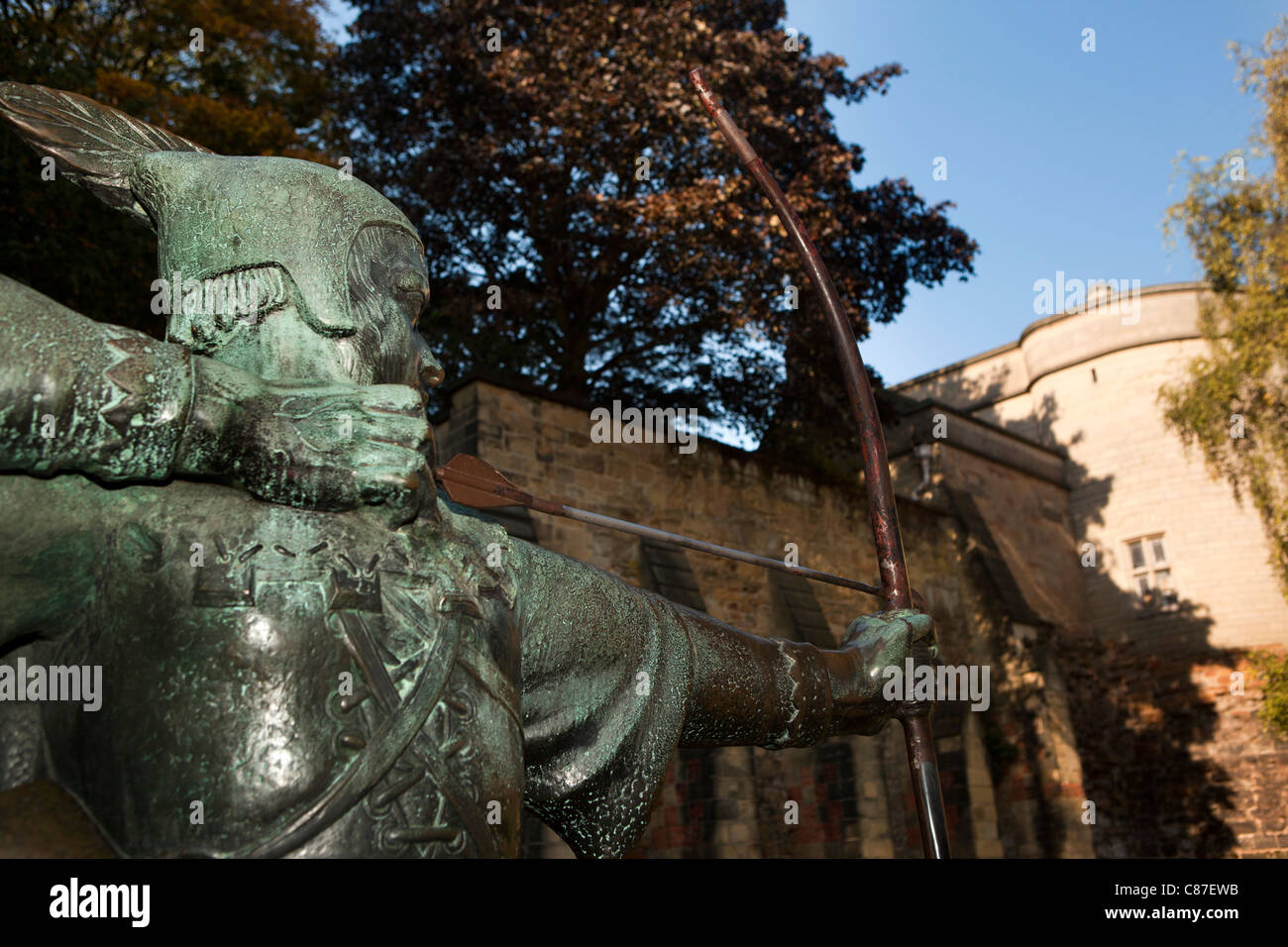 Regno Unito, Nottinghamshire, Nottingham, 1952 statua in bronzo di Robin Hood, dello scultore James Woodford Foto Stock