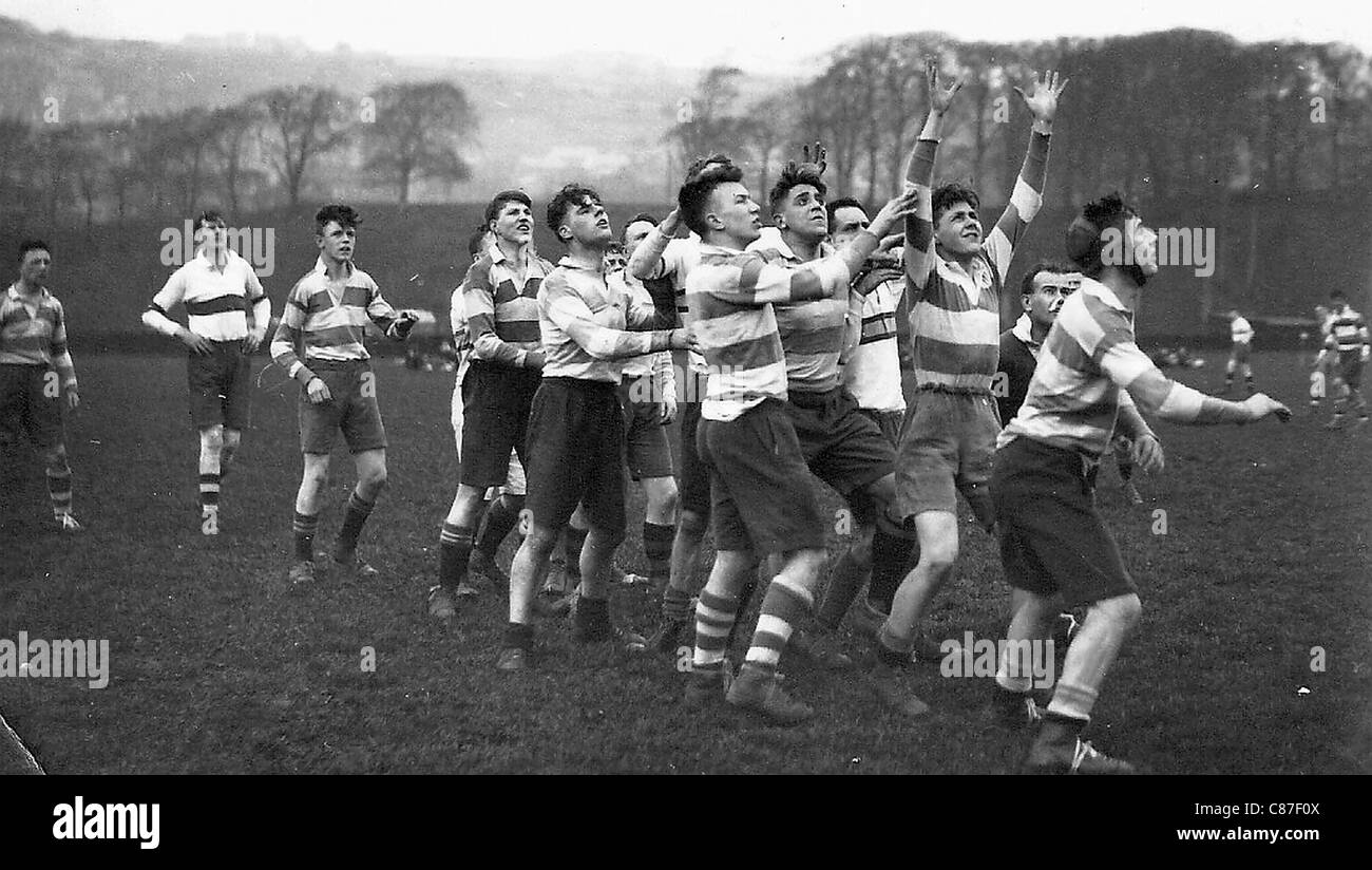 Giocando a Rugby 1933 Foto Stock