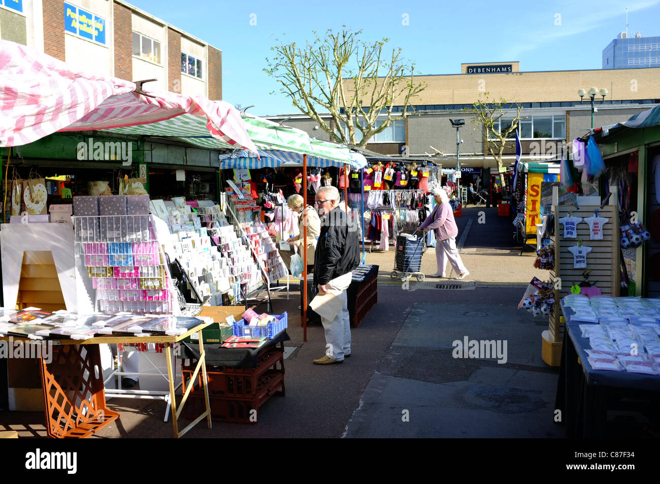 Shopping di persone nel mercato di Basildon in Essex. Foto Stock