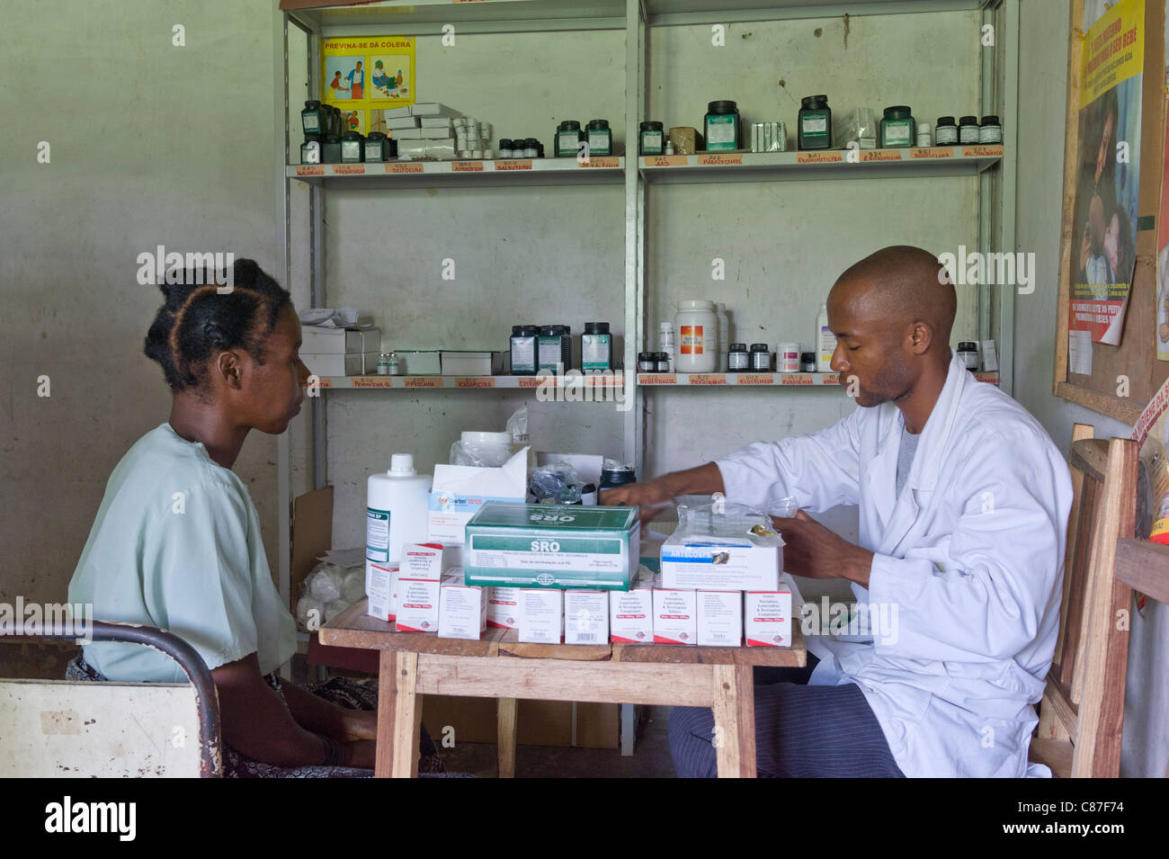 Il farmacista dispensa farmaci antiretrovirali contro una HIV/AIDS paziente di Quelimane Mozambico Foto Stock