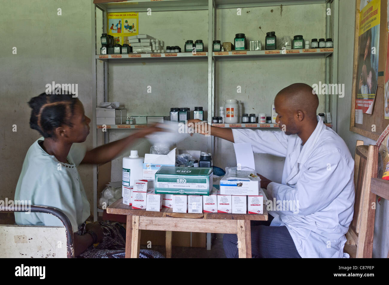 Il farmacista dispensa farmaci antiretrovirali contro una HIV/AIDS paziente di Quelimane Mozambico Foto Stock