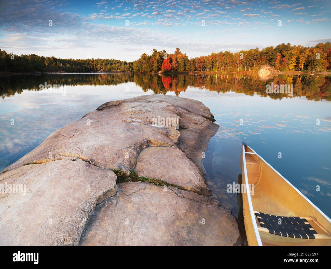 Canoa a una spiaggia rocciosa di Lake George. Bel tramonto rientrano la natura paesaggio. Killarney Provincial Park, Ontario, Canada. Foto Stock