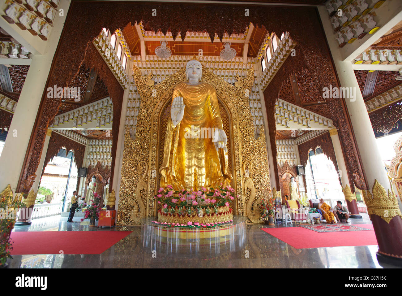 La statua di Budda a Dhamikarama Tempio birmano, Penang, Malaysia Foto Stock