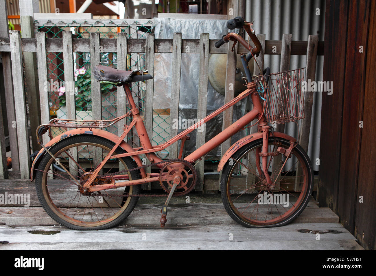 Arrugginita bicicletta alla saldatura del clan quay, Georgetown, Penang, Malaysia Foto Stock